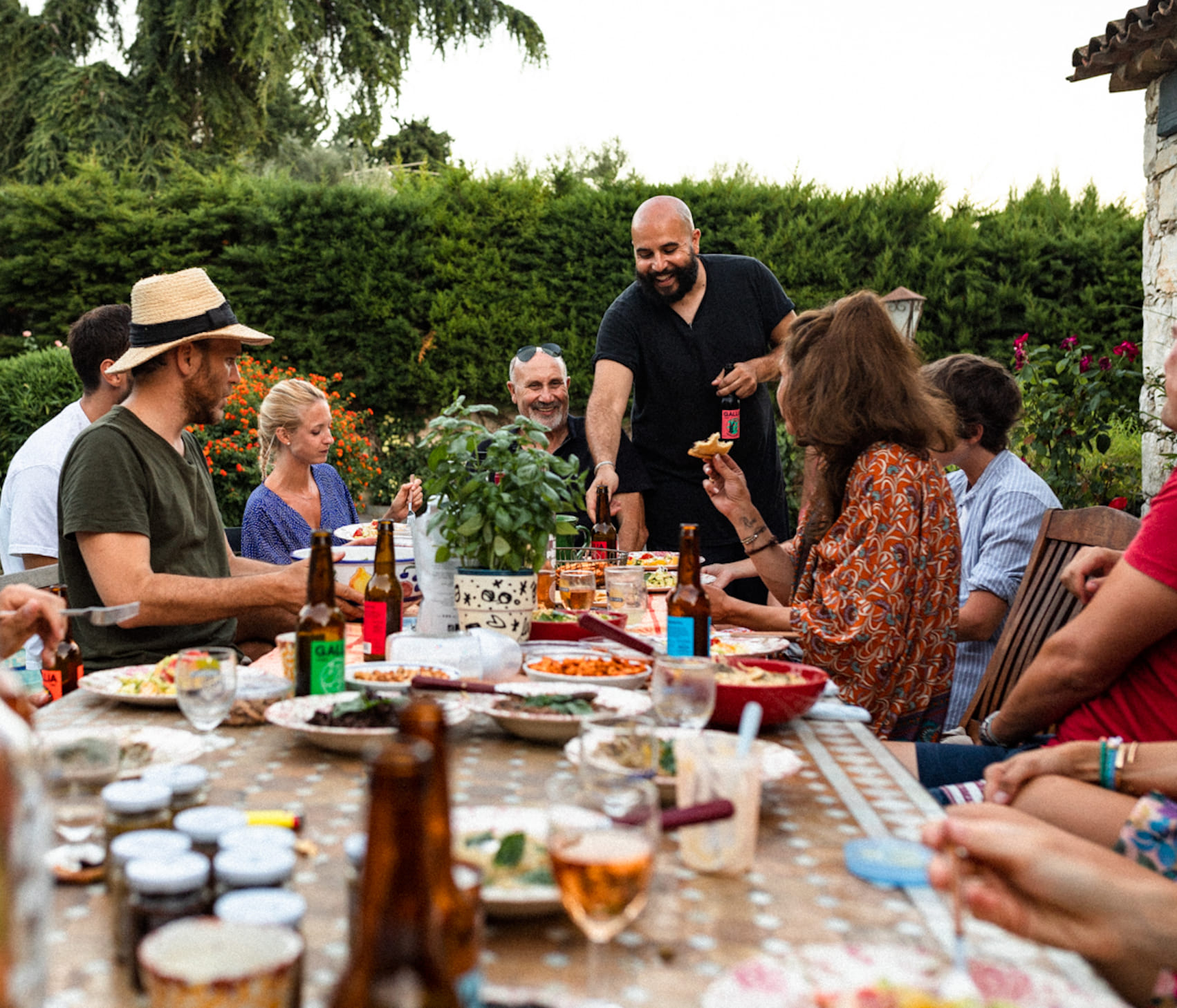 Image du fondateur Luc Sananes présentant un repas Les Niçois